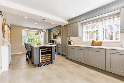 4 bedroom detached house for sale, Evesham Road, Fladbury WR10