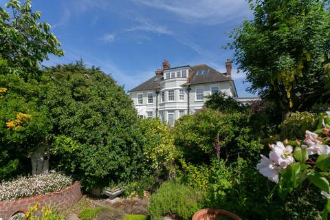 16 Cliff Road, Folkestone, CT20 2JD