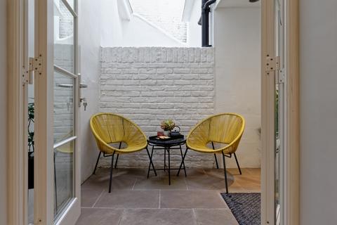 Studio to rent, Emperors Gate, London SW7