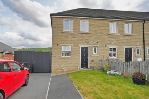 3 bedroom townhouse for sale, Roundhill Gardens, Elland