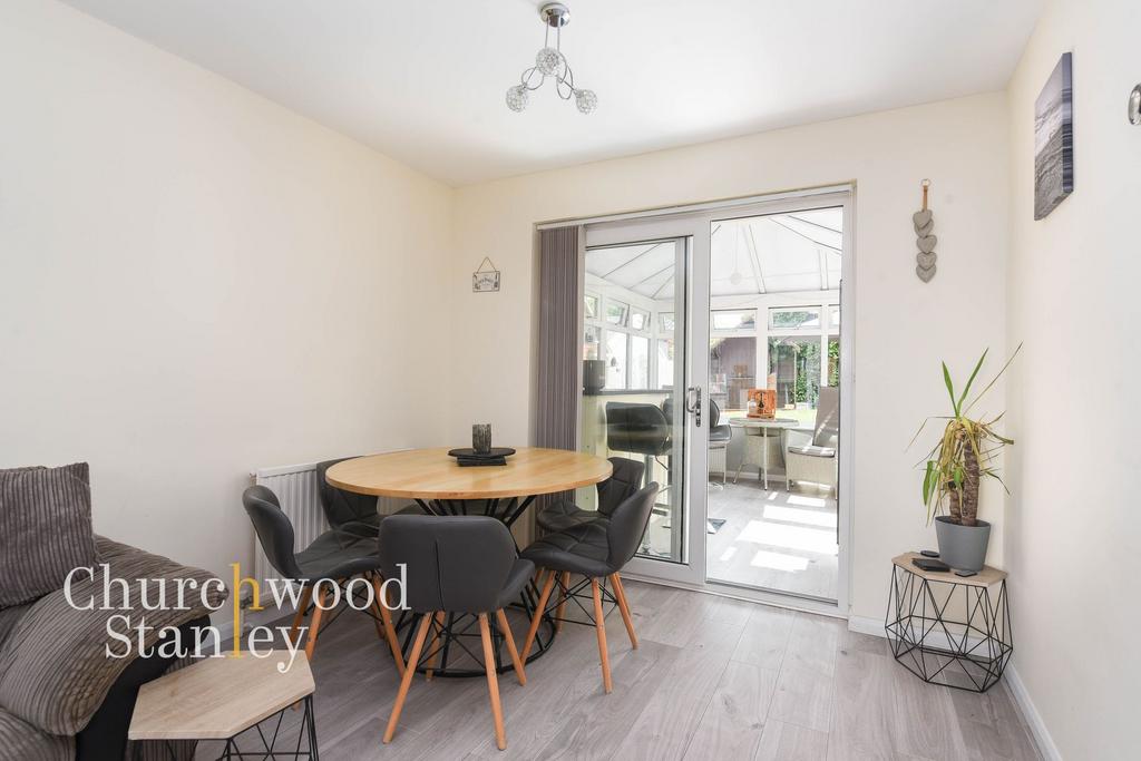 Living room (dining area)