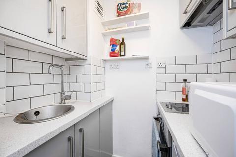 Studio to rent, Charterhouse Square, Clerkenwell, London, EC1M