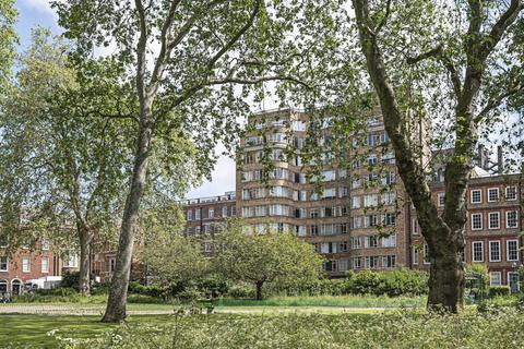 Studio to rent, Charterhouse Square, Clerkenwell, London, EC1M