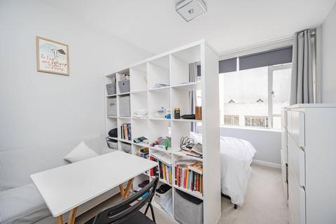 Studio to rent, Charterhouse Square, Clerkenwell, London, EC1M