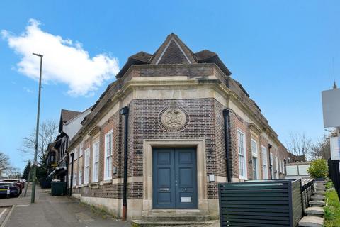 2 bedroom flat for sale, Station Approach, Tadworth KT20