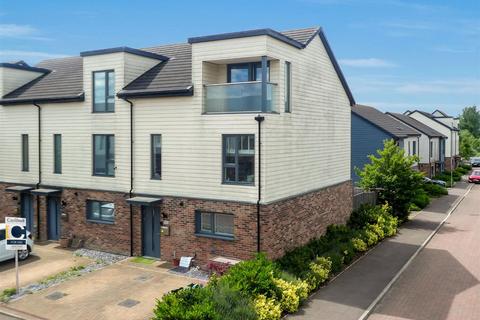 4 bedroom end of terrace house for sale, Stockholm Chase, Milton Keynes MK10