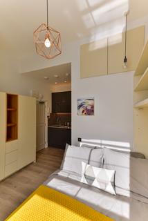 Studio to rent, Linden Gardens, London W2