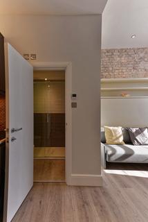 Studio to rent, Linden Gardens, London W2