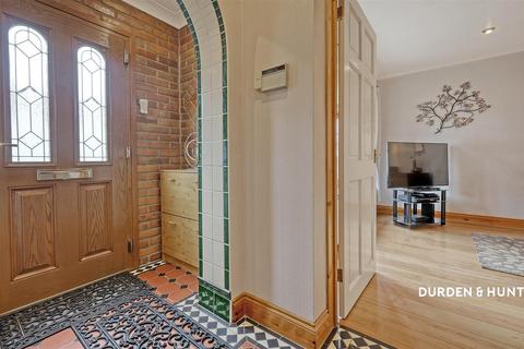 4 bedroom end of terrace house for sale, Chestnut Avenue, Hornchurch, RM12