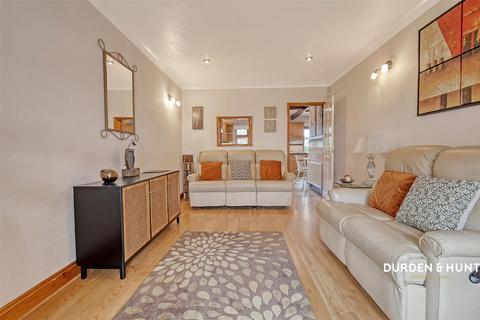 4 bedroom end of terrace house for sale, Chestnut Avenue, Hornchurch, RM12