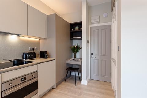 Studio to rent, Emperors Gate, London SW7