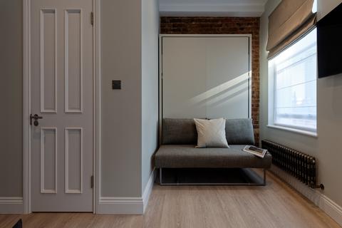 Studio to rent, Emperors Gate, London SW7