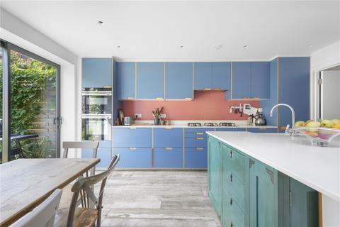 31 Almington Street, London, N4 3BG