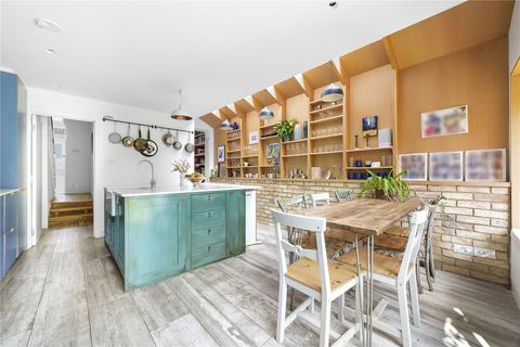 31 Almington Street, London, N4 3BG