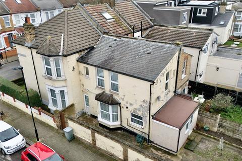 4 bedroom end of terrace house for sale, Lawrence Road, London, E13