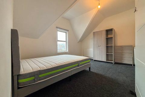1 bedroom in a flat share to rent, Large Furnished Room To Let - HP11