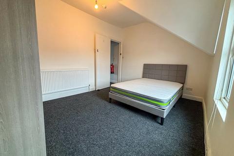 1 bedroom in a flat share to rent, Large Furnished Room To Let - HP11