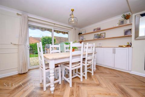 21 Berkeley Close, Abbots Langley, WD5 0XB