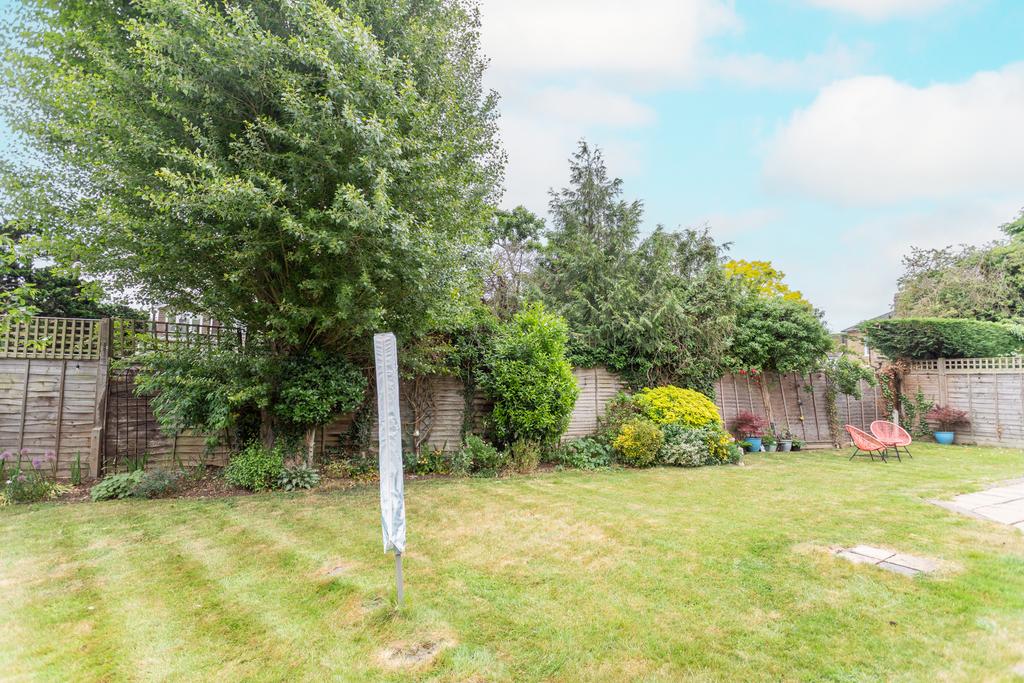 Wide rear gardens with planning permission