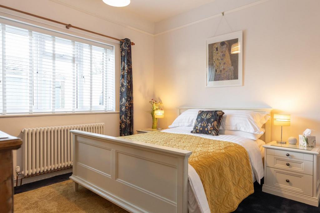 12a Fieldstile Rd  6241 resized.jpg