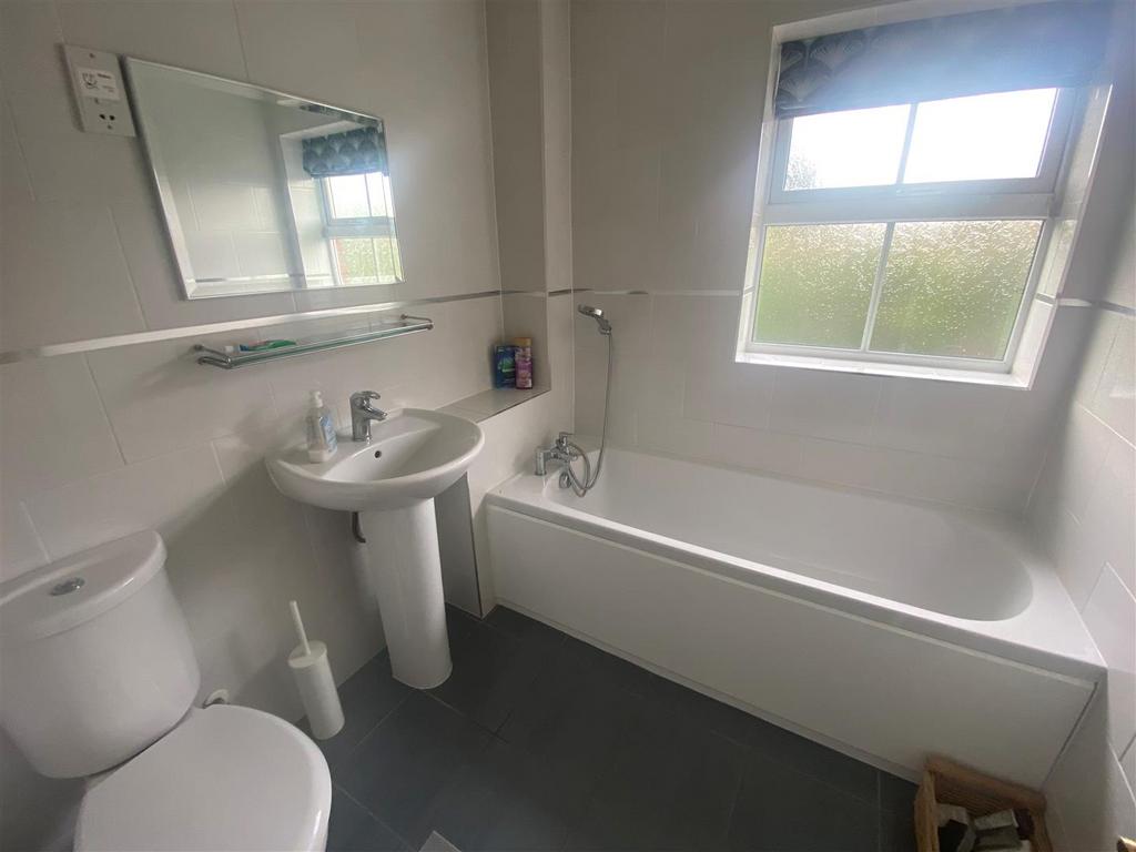 Family bathroom.jpg