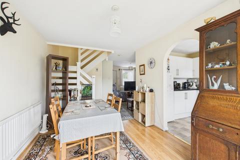 3 Roundhead Drive, Thame, OX9 3DQ