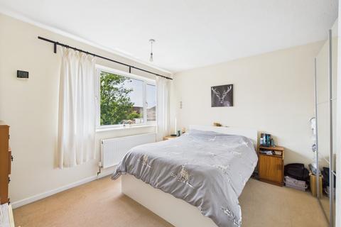 3 Roundhead Drive, Thame, OX9 3DQ