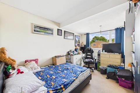 3 Roundhead Drive, Thame, OX9 3DQ