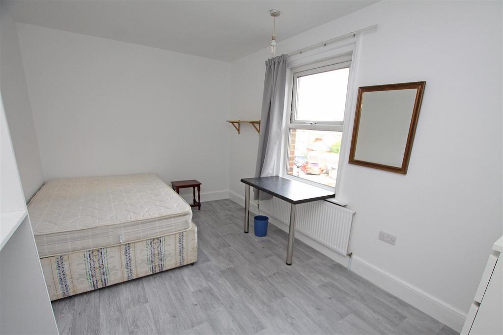 Bedroom b.jpg