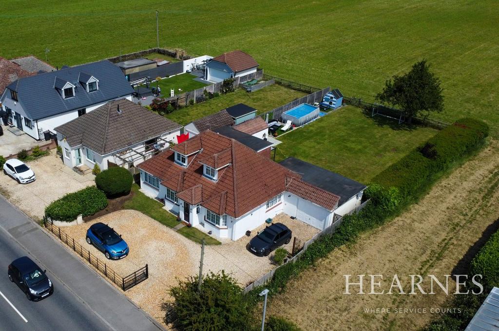 Ham Lane, Ferndown, BH22 4 bed detached bungalow - £625,000
