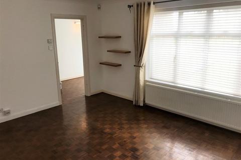 3 bedroom semi-detached house to rent, Woodhurst Drive, Denham Green