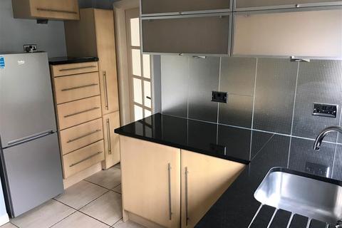 3 bedroom semi-detached house to rent, Woodhurst Drive, Denham Green