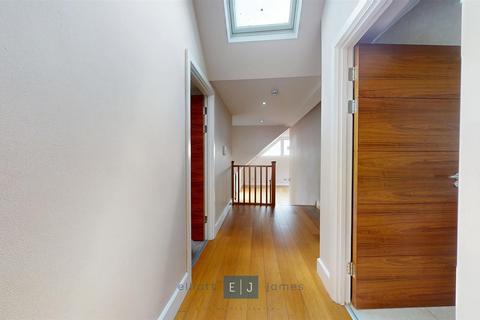 2 bedroom apartment to rent, Manor Road, Chigwell IG7