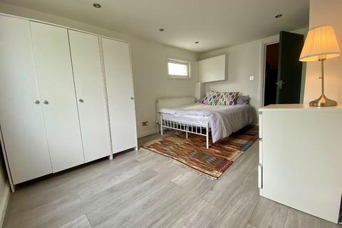 undefined, Room 2 Elm Park, London