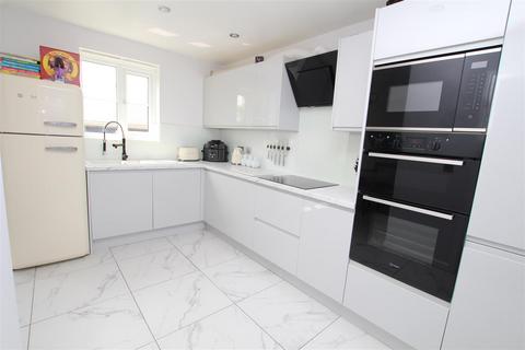 5 Brander Close, Idle, Bradford, BD10 8SY
