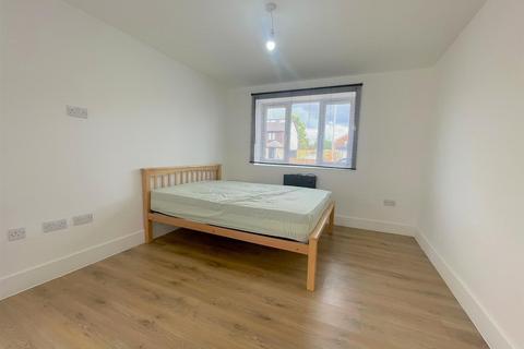 Studio to rent, Norman Road, Ashford TW15