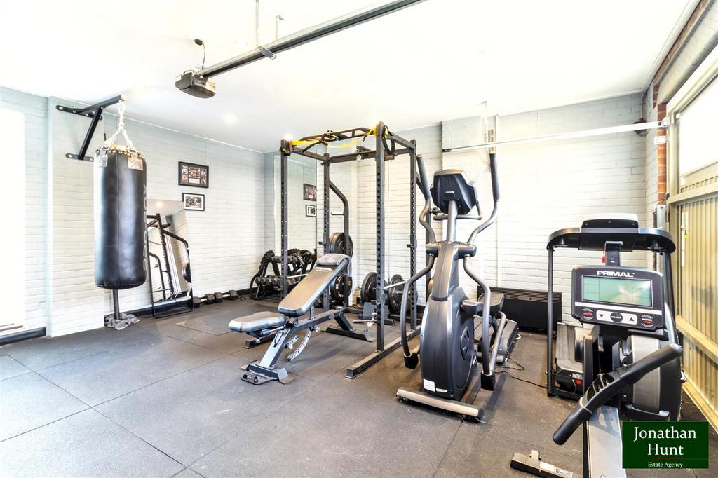Double garage/gym