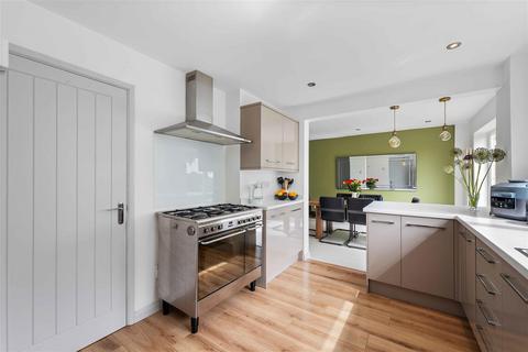 Fairview, 4 Lawson Leas, Barrowby, Grantham, NG32 1EH