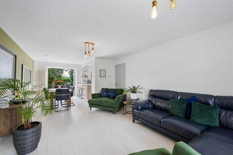 Fairview, 4 Lawson Leas, Barrowby, Grantham, NG32 1EH