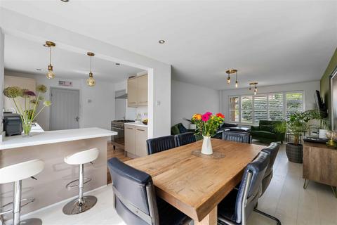 Fairview, 4 Lawson Leas, Barrowby, Grantham, NG32 1EH
