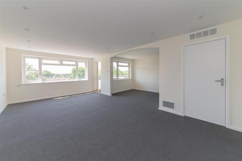 3 bedroom flat to rent, Wickliffe Avenue, Finchley