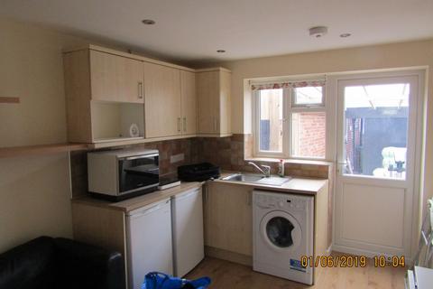 Studio to rent, Lodore Gardens, London NW9