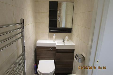 Studio to rent, Lodore Gardens, London NW9
