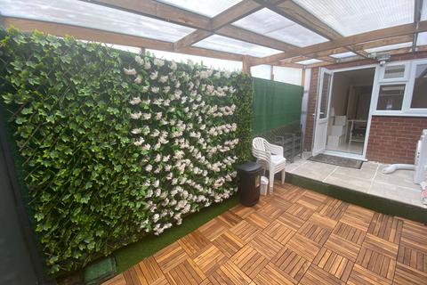 Studio to rent, Lodore Gardens, London NW9