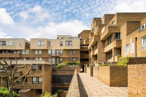 Burr Close, London E1W