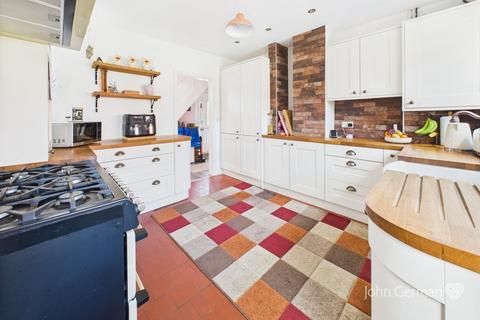 undefined, Golden Square, Hathern