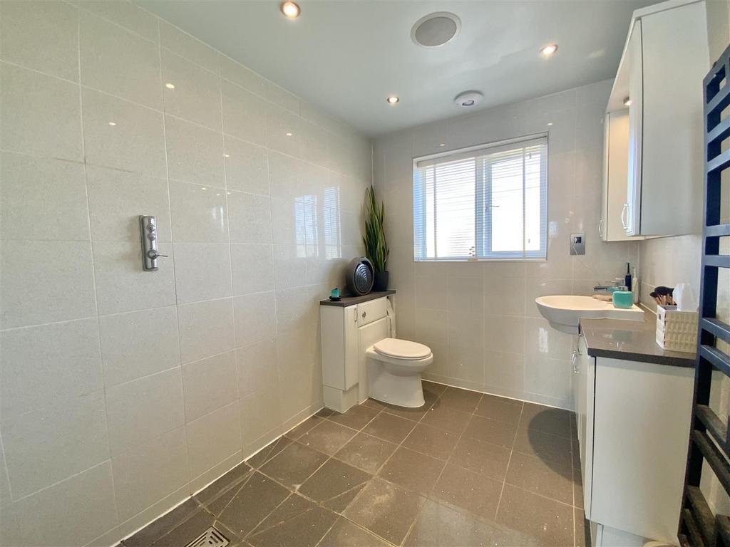 Bedroom 1 - En-suite