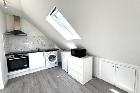 Studio to rent, Kingsbury, London