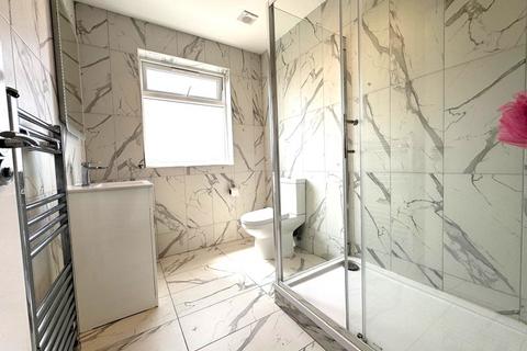 Studio to rent, Kingsbury, London