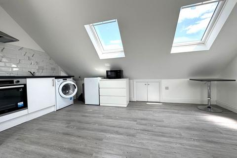 Studio to rent, Kingsbury, London